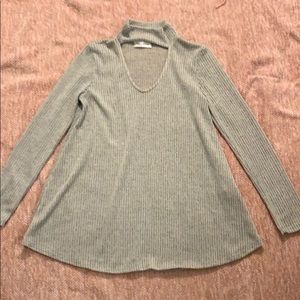 Long sleeve turtle neck gray/white shirt
